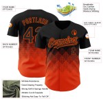 Maglia da baseball personalizzata con motivo quadrato arancione Forme, design autentico 3D nero Maglia da baseball personalizzata con motivo quadrato arancione Forme, design autentico 3D nero
