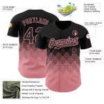 Maglia da baseball con design autentico, forme personalizzate, taglia media, nera, motivo quadrato 3D rosa sfumato Maglia da baseball con design autentico, forme personalizzate, taglia media, nera, motivo quadrato 3D rosa sfumato