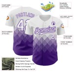 Maglia da baseball 3D autentica con motivo a gradiente personalizzato bianco, viola, quadrata Maglia da baseball 3D autentica con motivo a gradiente personalizzato bianco, viola, quadrata