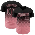 Maglia da baseball con design autentico, forme personalizzate, taglia media, nera, motivo quadrato 3D rosa sfumato Maglia da baseball con design autentico, forme personalizzate, taglia media, nera, motivo quadrato 3D rosa sfumato