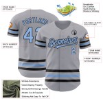 Maglia da baseball grigia personalizzata, linea autentica, blu chiaro-nera Maglia da baseball grigia personalizzata, linea autentica, blu chiaro-nera