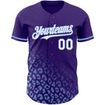 Maglia da baseball blu autentica, personalizzata, con stampa leopardata 3D viola, bianca e chiara. Maglia da baseball blu autentica, personalizzata, con stampa leopardata 3D viola, bianca e chiara.